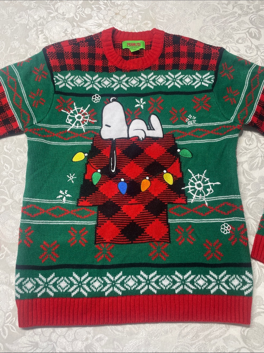 Peanuts Snoopy Plaid Doghouse Crewneck Sweater Green Red. Size M. Preowned.